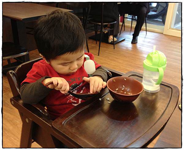 小兔兔自己吃飯-2