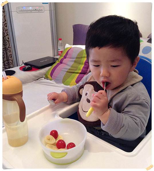 小兔兔自己吃飯-7