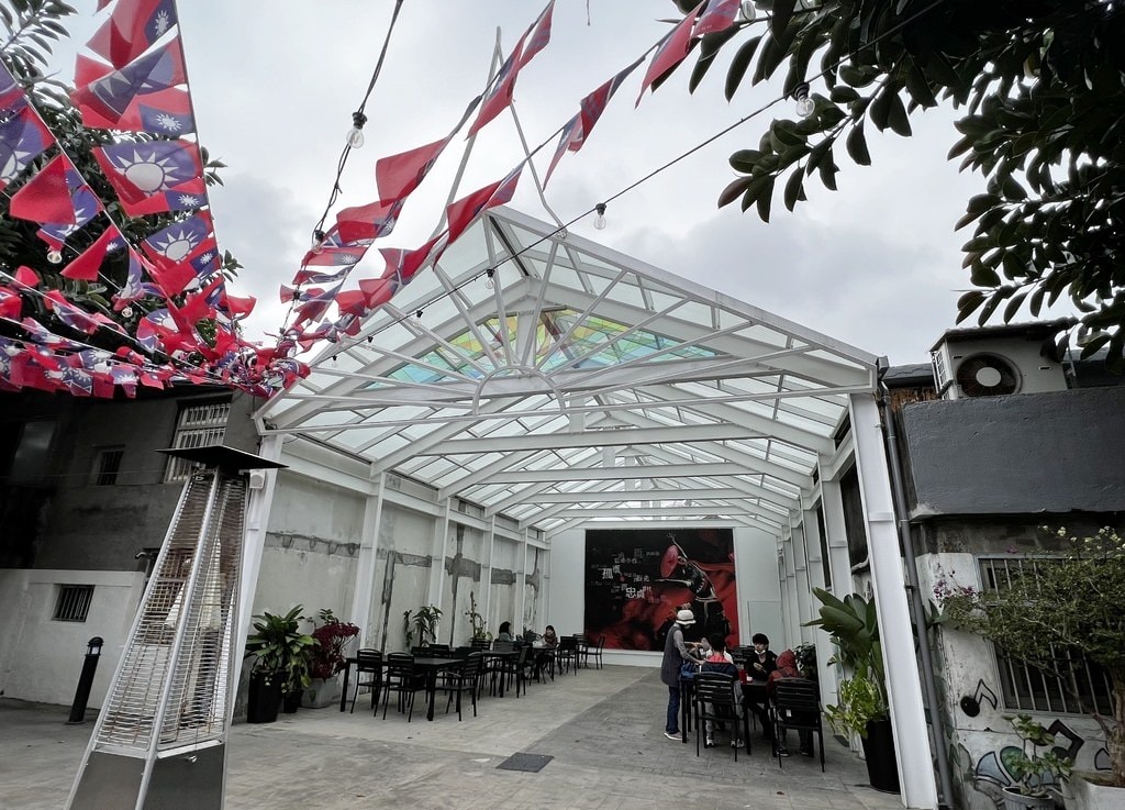 【慢旅行。桃園美食推薦】以50年老教堂改建而成的餐酒館【癮食聖堂】為起點 , 開始我們的【忠貞新村文化園區】探訪 , 台灣唯一融合滇緬泰族裔特色的文化聚落 - 第17張圖