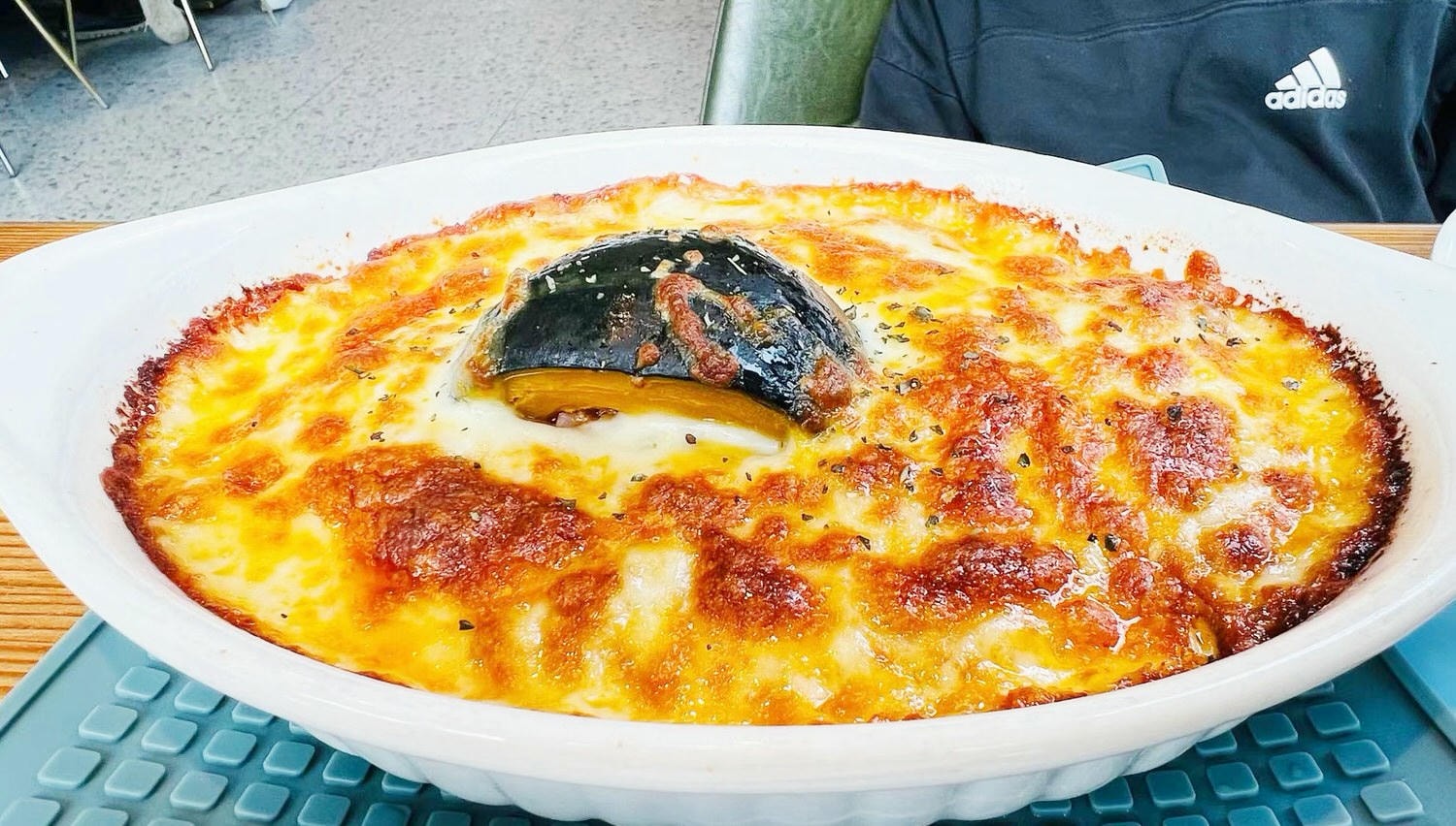 【慢旅行。桃園美食推薦】以50年老教堂改建而成的餐酒館【癮食聖堂】為起點 , 開始我們的【忠貞新村文化園區】探訪 , 台灣唯一融合滇緬泰族裔特色的文化聚落 - 第12張圖