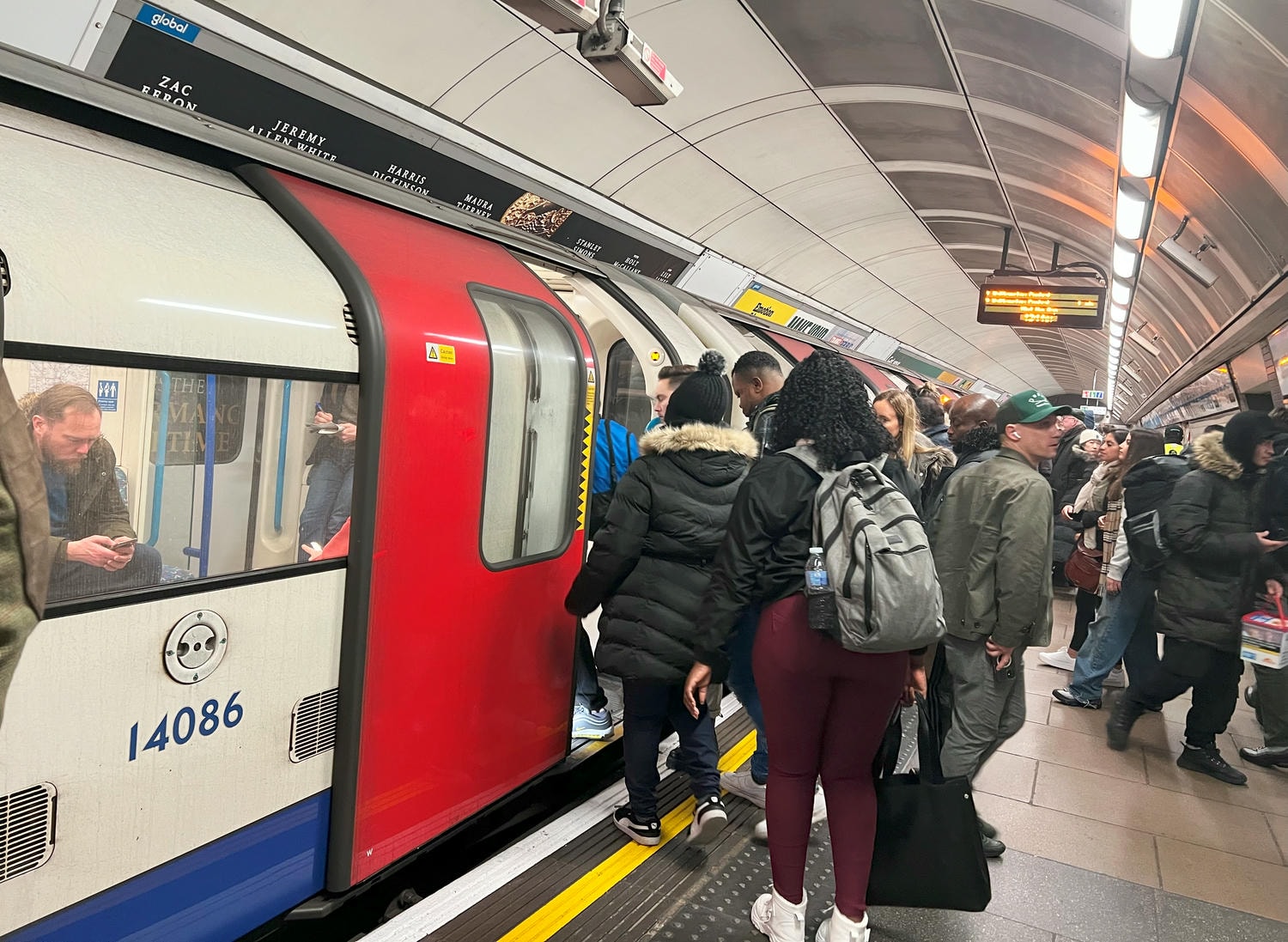 【出走。英國倫敦】倫敦(London)交通攻略。如何搭乘地鐵? Oyster Card(牡蠣卡)怎麼買? 搭乘旅遊巴士前往哈利波特影城(Wamer Bros. Studio) - 第12張圖