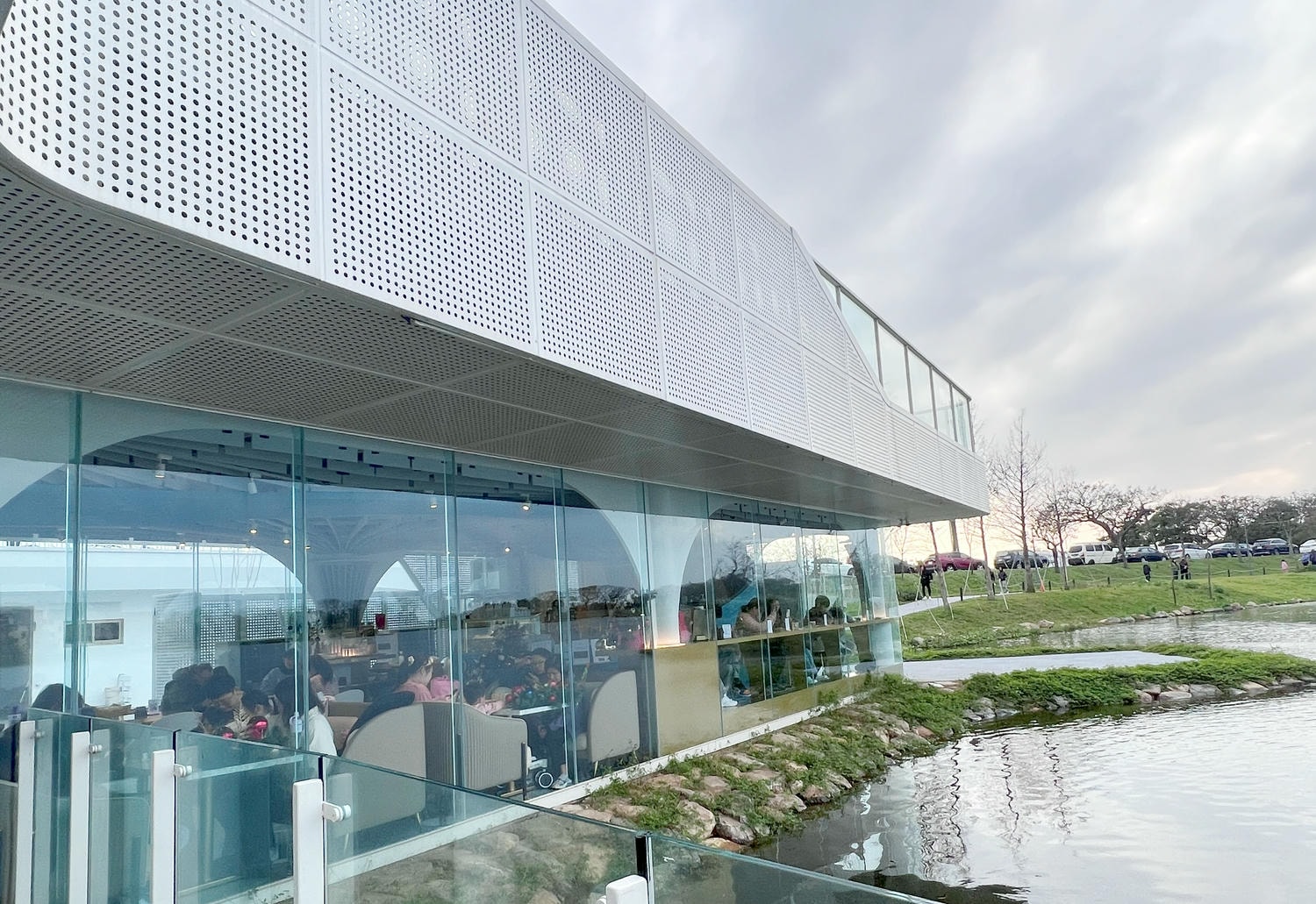 【慢旅行。桃園景點推薦】大園華興池生態埤塘公園 , 全新推出【喬寓咖啡(The Qaio)】, 特色遊樂園、賞景、飛機一站式親子樂園 - 第9張圖