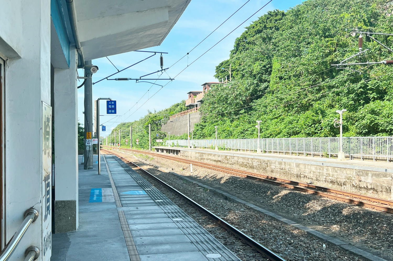 【慢旅行。苗栗景點推薦】帶著毛小孩旅行。崎頂車站與崎頂子母隧道的驚奇之旅 , 崎頂隧道文化公園追火車 - 第8張圖