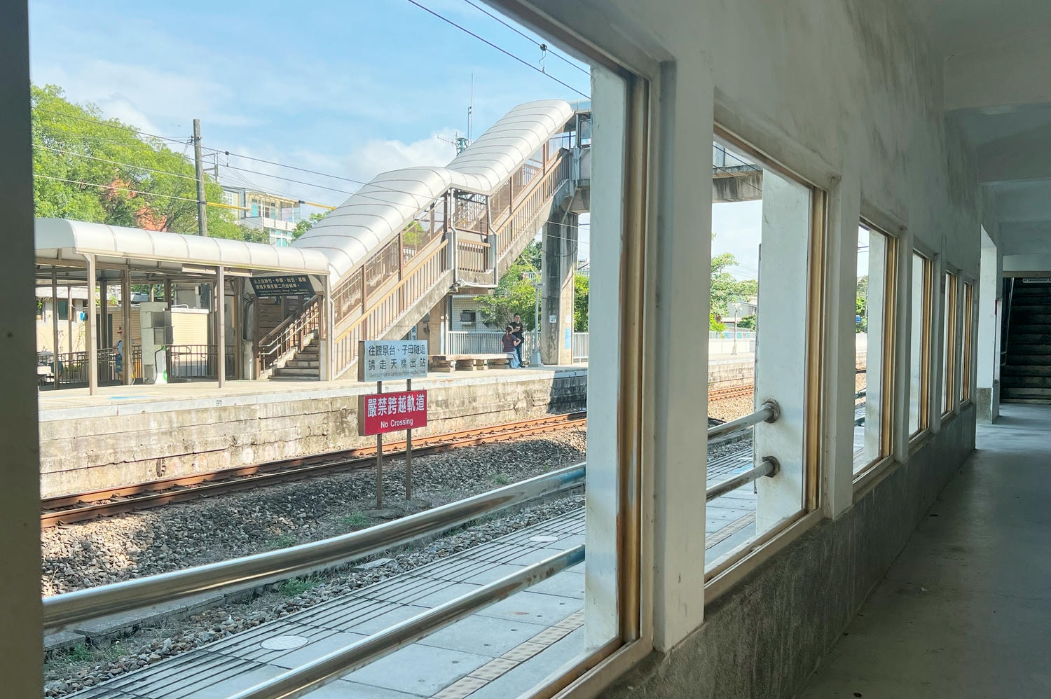 【慢旅行。苗栗景點推薦】帶著毛小孩旅行。崎頂車站與崎頂子母隧道的驚奇之旅 , 崎頂隧道文化公園追火車 - 第7張圖