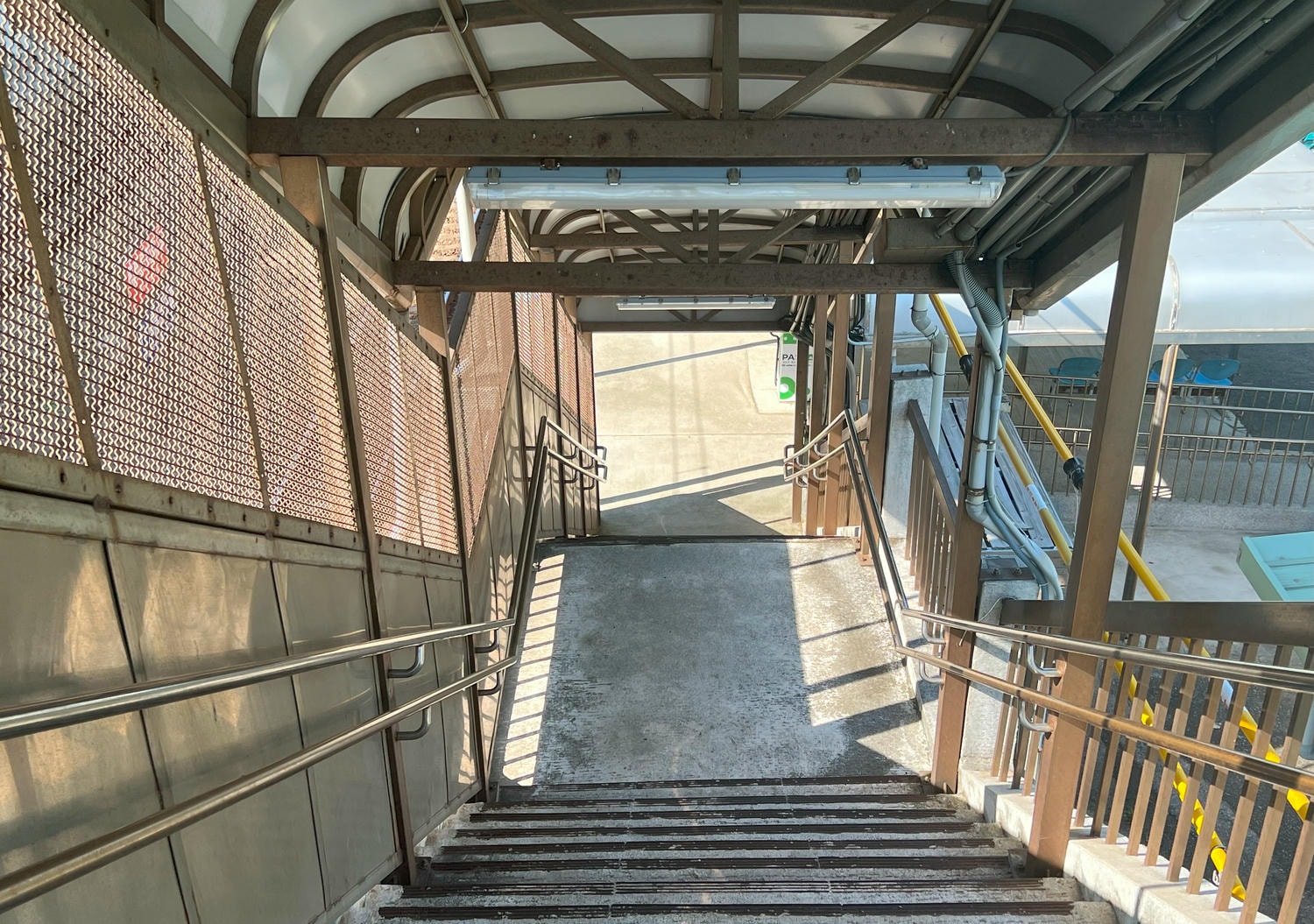 【慢旅行。苗栗景點推薦】帶著毛小孩旅行。崎頂車站與崎頂子母隧道的驚奇之旅 , 崎頂隧道文化公園追火車 - 第5張圖