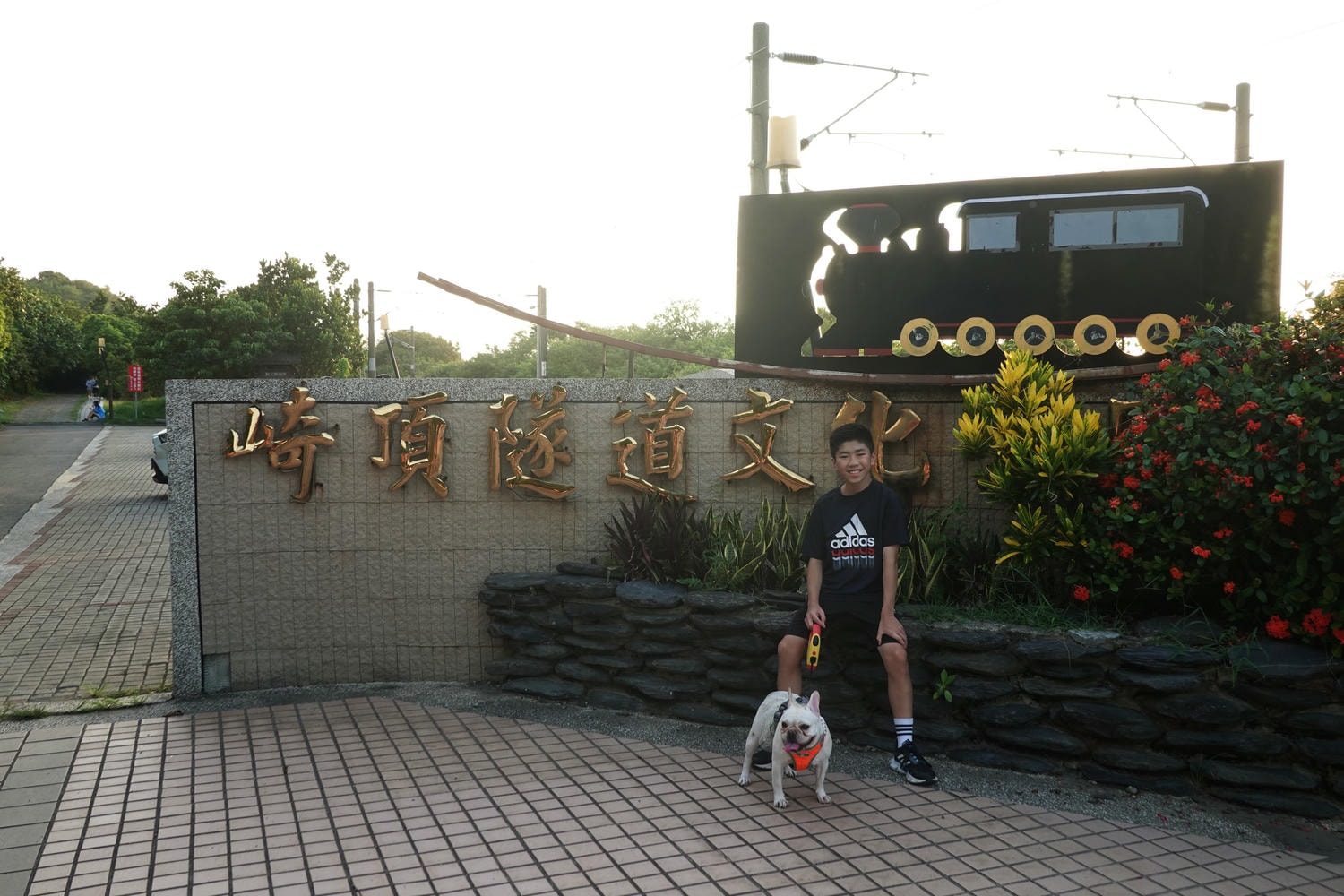 【慢旅行。苗栗景點推薦】帶著毛小孩旅行。崎頂車站與崎頂子母隧道的驚奇之旅 , 崎頂隧道文化公園追火車 - 第32張圖
