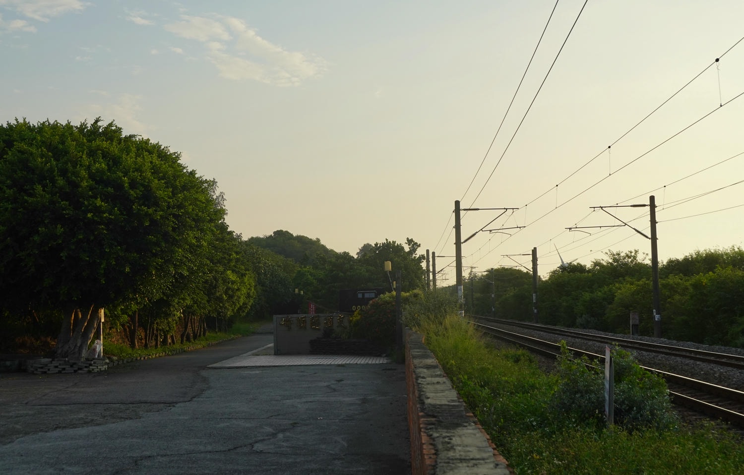 【慢旅行。苗栗景點推薦】帶著毛小孩旅行。崎頂車站與崎頂子母隧道的驚奇之旅 , 崎頂隧道文化公園追火車 - 第33張圖