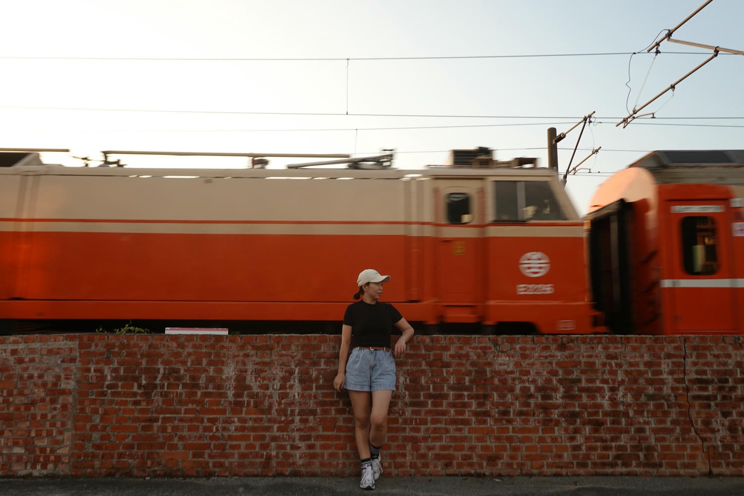【慢旅行。苗栗景點推薦】帶著毛小孩旅行。崎頂車站與崎頂子母隧道的驚奇之旅 , 崎頂隧道文化公園追火車 - 第38張圖