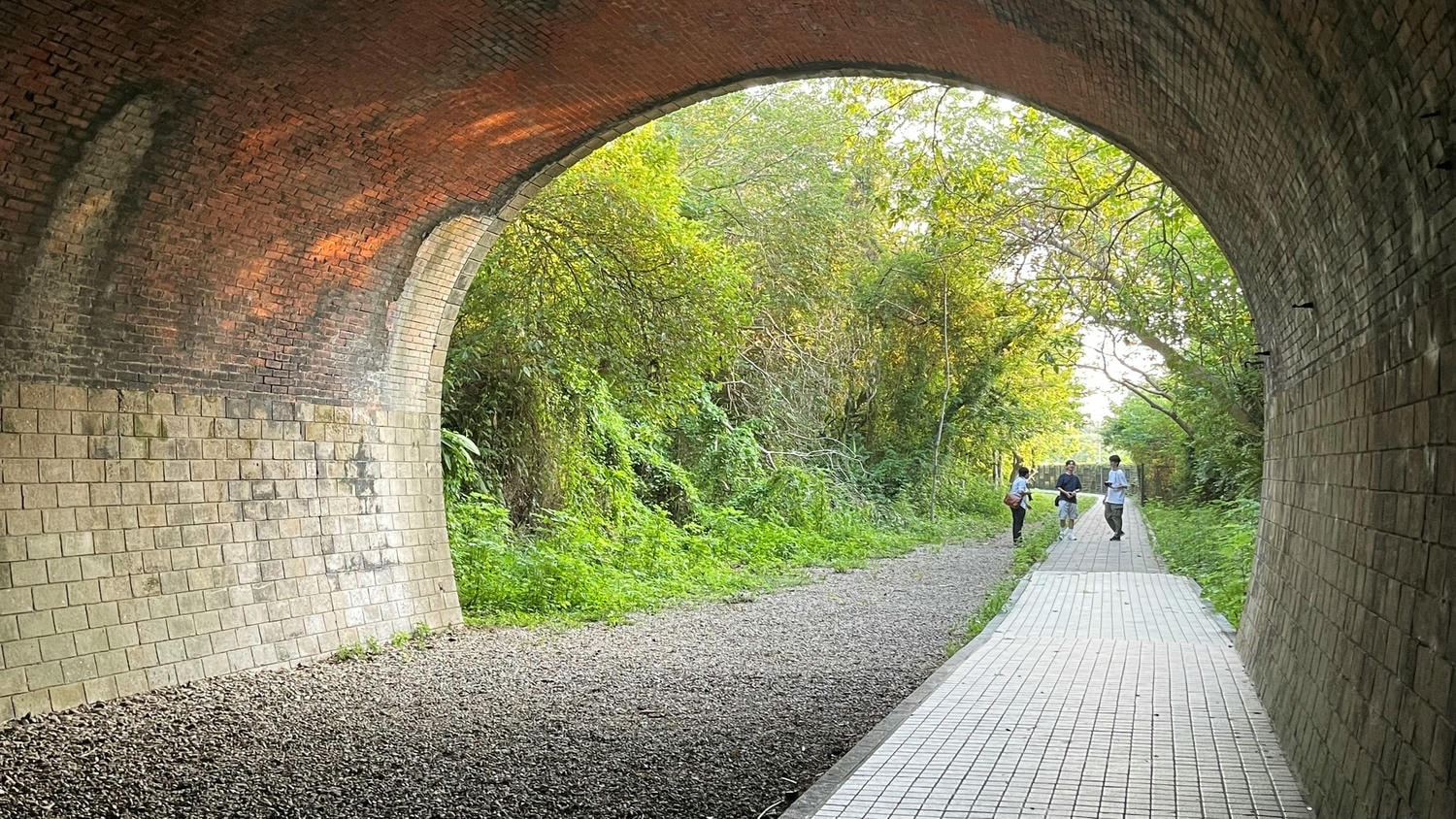 【慢旅行。苗栗景點推薦】帶著毛小孩旅行。崎頂車站與崎頂子母隧道的驚奇之旅 , 崎頂隧道文化公園追火車 - 第21張圖
