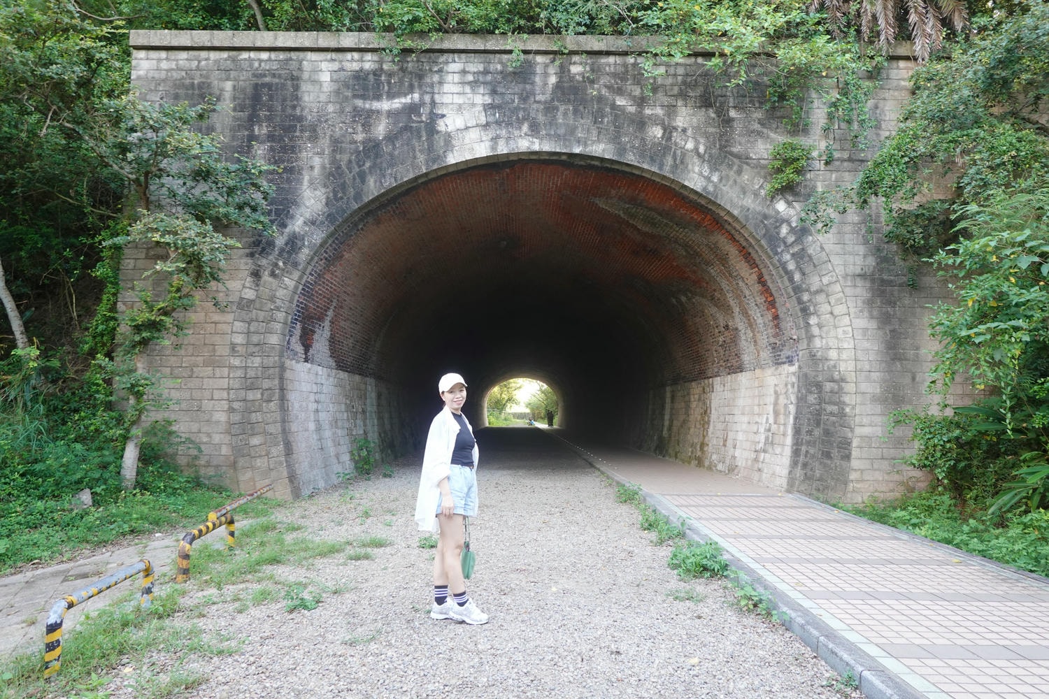【慢旅行。苗栗景點推薦】帶著毛小孩旅行。崎頂車站與崎頂子母隧道的驚奇之旅 , 崎頂隧道文化公園追火車 - 第24張圖