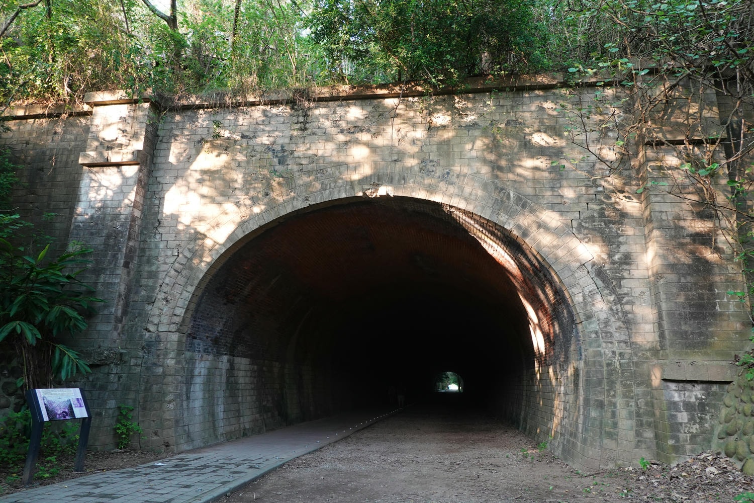 【慢旅行。苗栗景點推薦】帶著毛小孩旅行。崎頂車站與崎頂子母隧道的驚奇之旅 , 崎頂隧道文化公園追火車 - 第27張圖