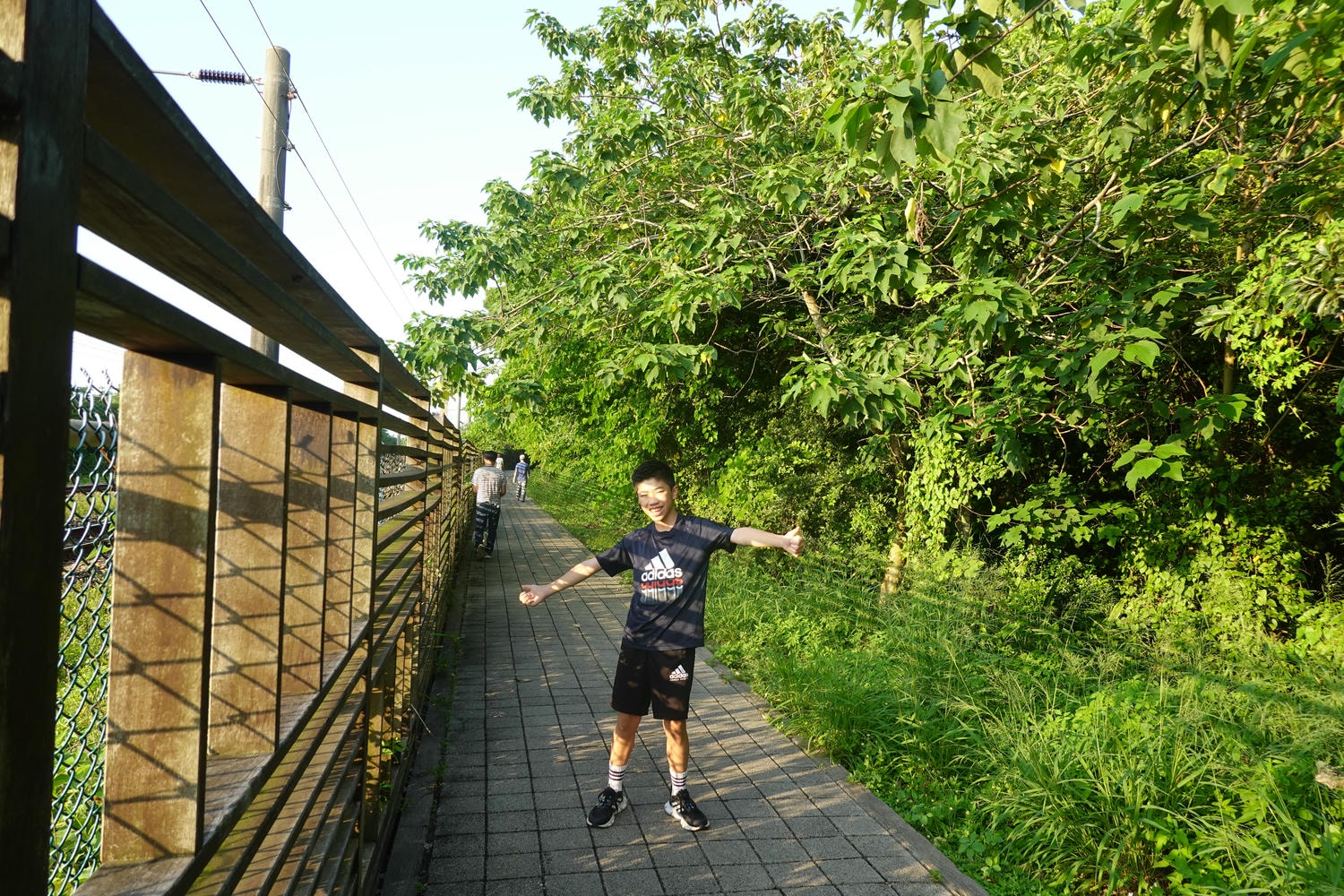 【慢旅行。苗栗景點推薦】帶著毛小孩旅行。崎頂車站與崎頂子母隧道的驚奇之旅 , 崎頂隧道文化公園追火車 - 第18張圖