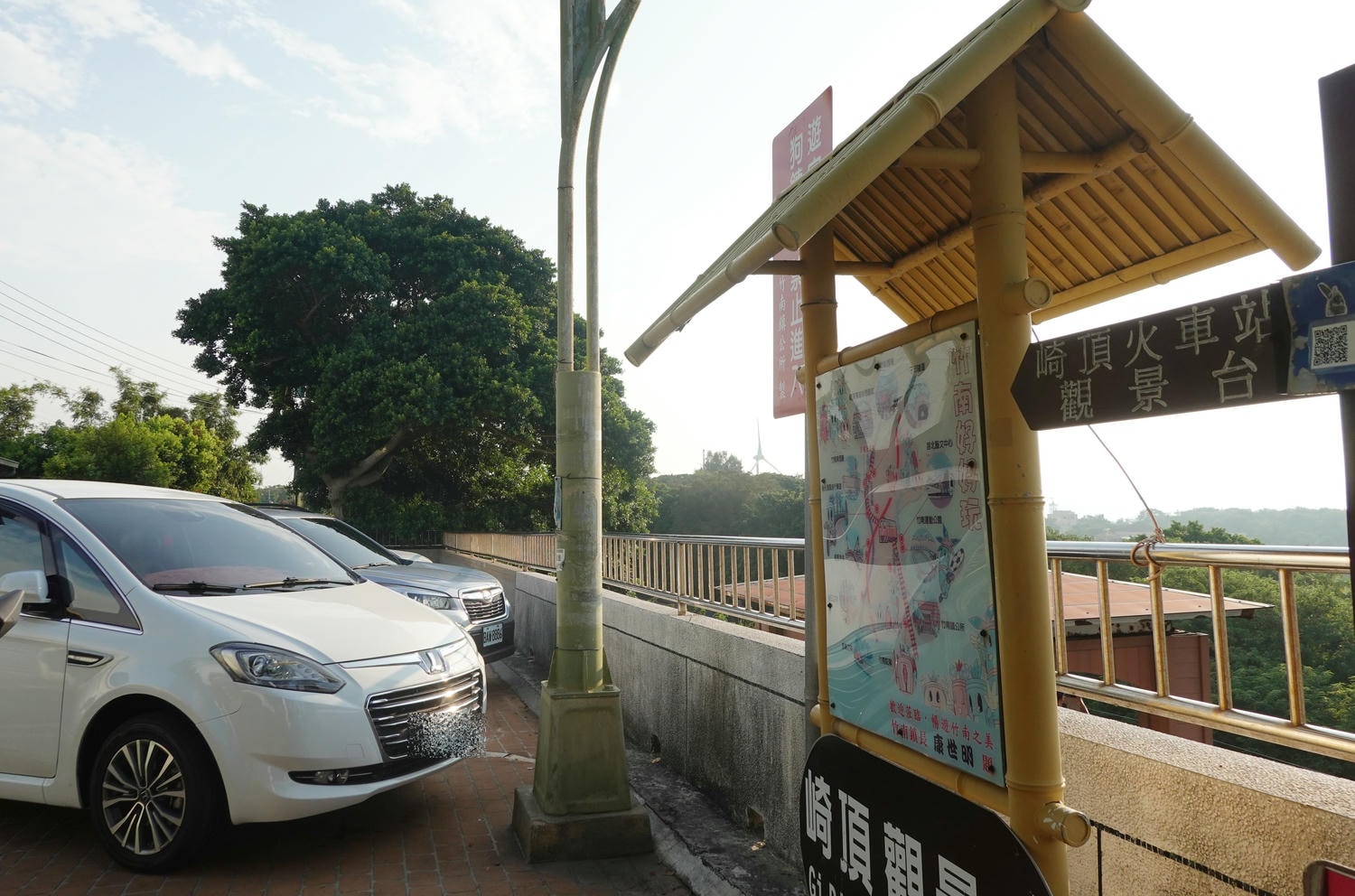 【慢旅行。苗栗景點推薦】帶著毛小孩旅行。崎頂車站與崎頂子母隧道的驚奇之旅 , 崎頂隧道文化公園追火車 - 第12張圖