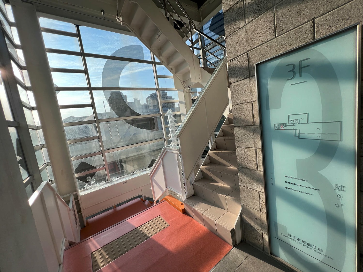 【慢旅行。新竹景點推薦】2025年跨年親子旅行 , 新竹2天1夜的悠閒探索 , 新竹市立玻璃工藝博物館 - 第48張圖