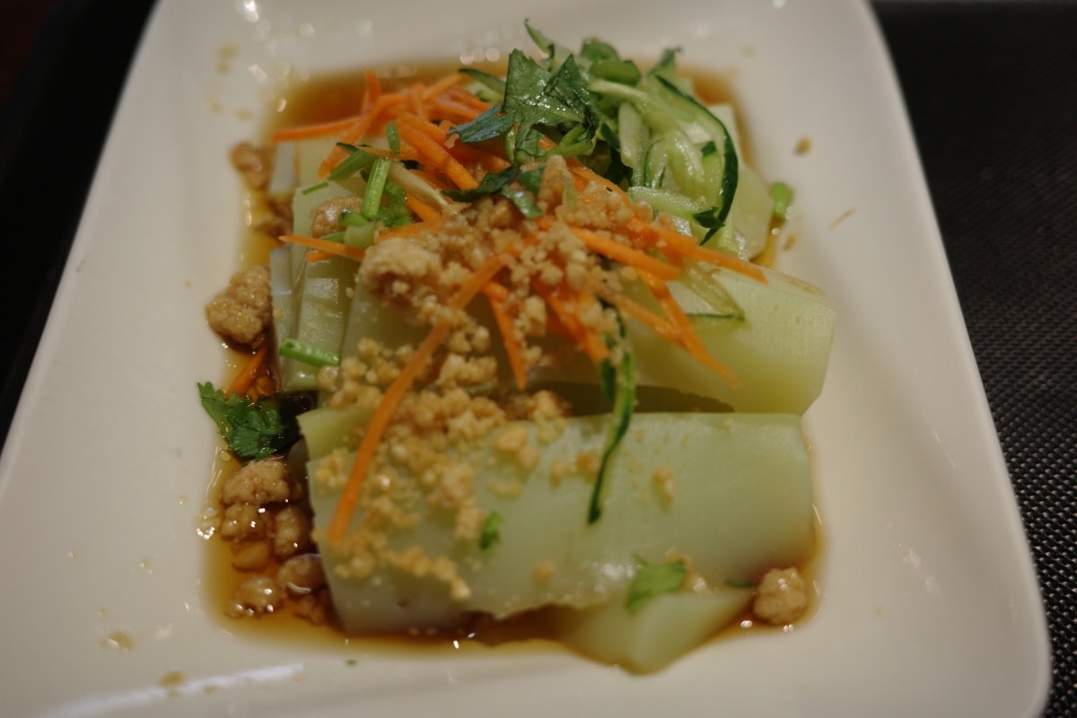 【慢旅行。桃園美食推薦】以50年老教堂改建而成的餐酒館【癮食聖堂】為起點 , 開始我們的【忠貞新村文化園區】探訪 , 台灣唯一融合滇緬泰族裔特色的文化聚落 - 第52張圖