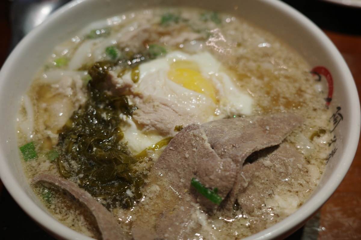 【慢旅行。桃園美食推薦】以50年老教堂改建而成的餐酒館【癮食聖堂】為起點 , 開始我們的【忠貞新村文化園區】探訪 , 台灣唯一融合滇緬泰族裔特色的文化聚落 - 第49張圖
