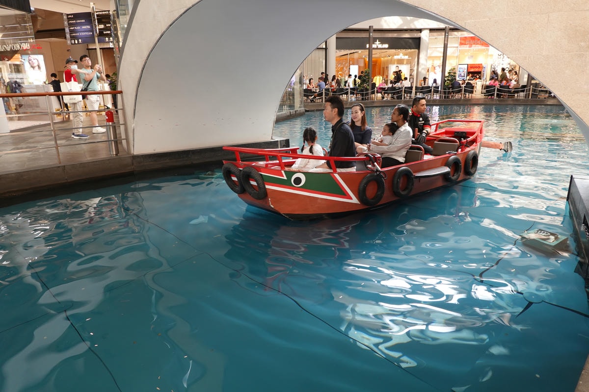 出走。新加坡】新加坡濱海灣｜天際線的建築奇蹟與奢華地標, EP1.濱海灣金沙綜合娛樂城(Marina Bay Sands Integrated  Resort) – 格格x出走x慢旅行