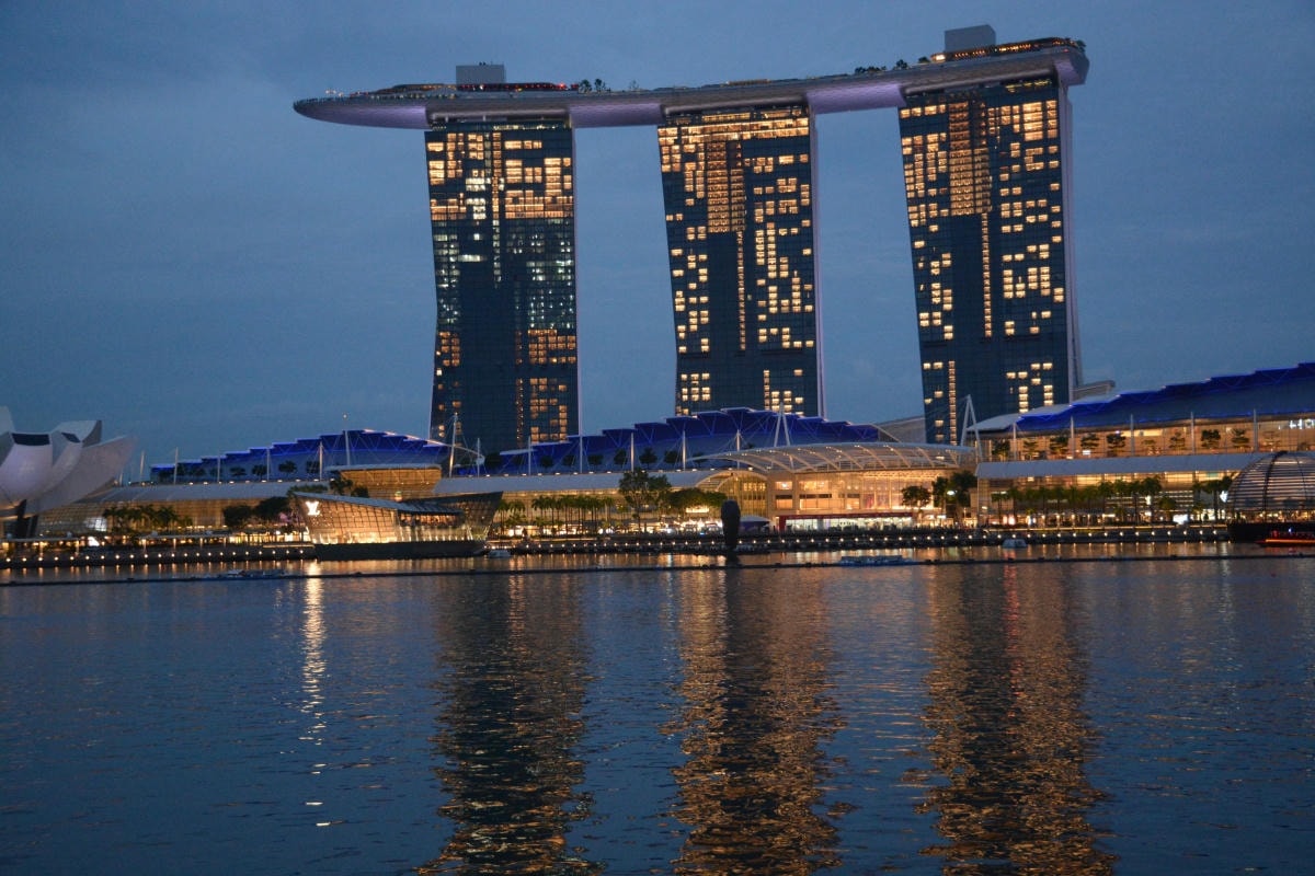 出走。新加坡】新加坡濱海灣｜天際線的建築奇蹟與奢華地標, EP1.濱海灣金沙綜合娛樂城(Marina Bay Sands Integrated  Resort) – 格格x出走x慢旅行