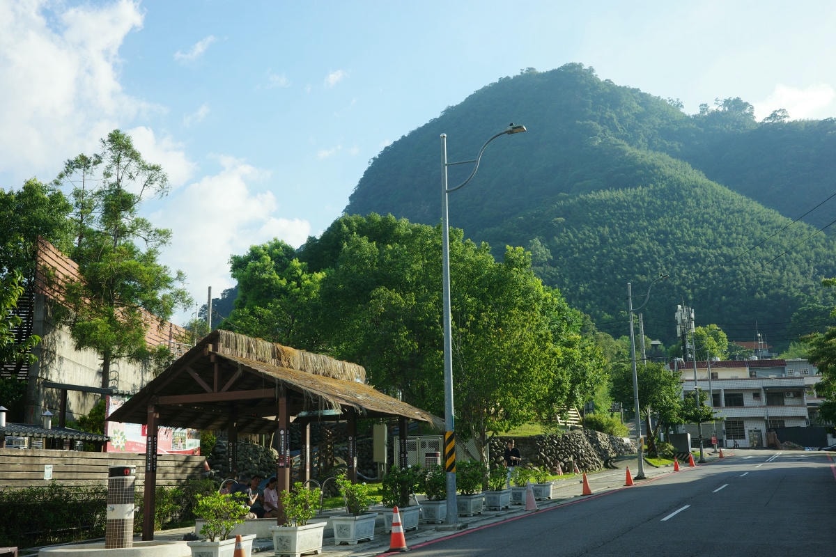 【慢旅行。桃園景點推薦】羅浮溫泉介紹|森林系「美人湯」, 夏天也能玩水的戶外風呂 , 週五比基尼免費入場 x 電影《賽德克·巴萊》義興吊橋 - 第55張圖
