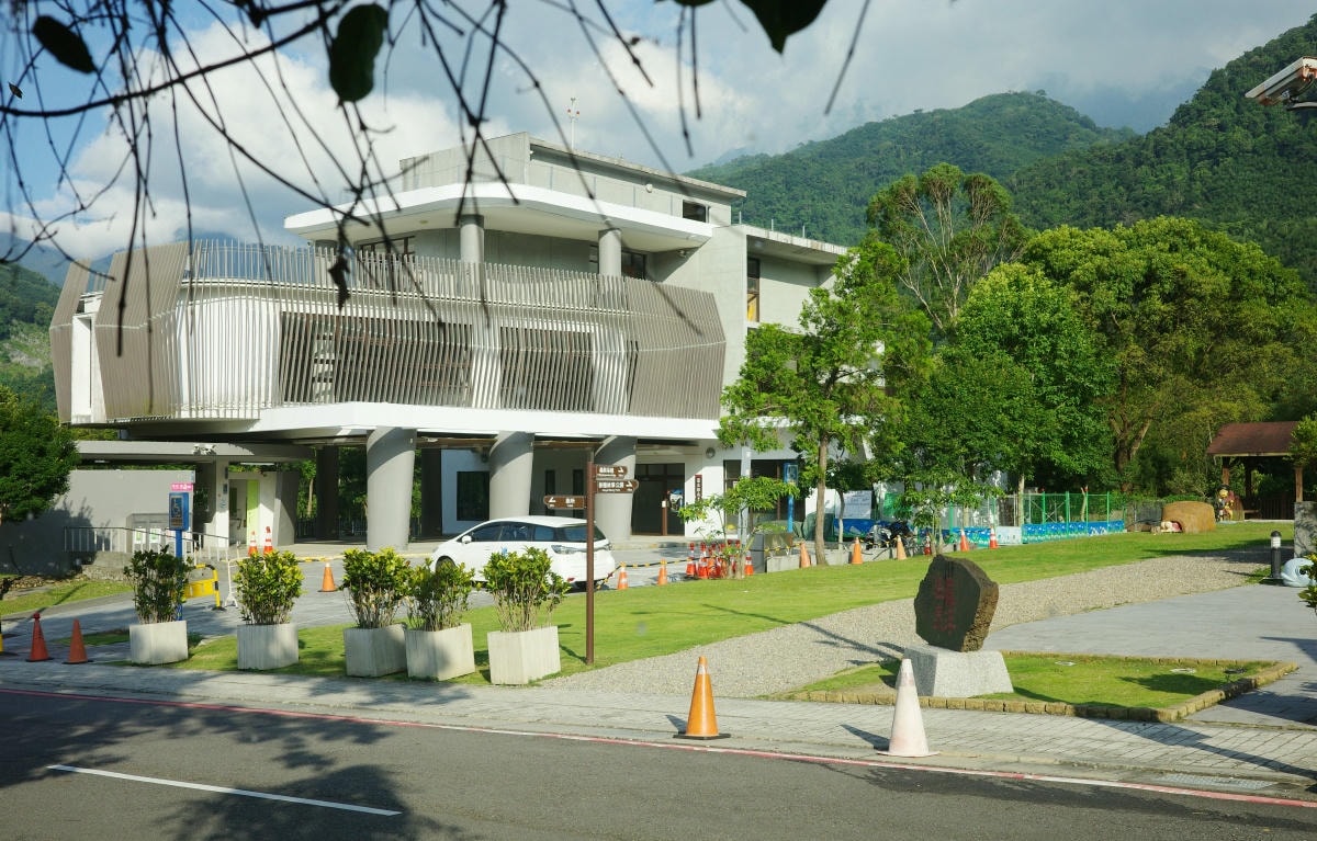 【慢旅行。桃園景點推薦】羅浮溫泉介紹|森林系「美人湯」, 夏天也能玩水的戶外風呂 , 週五比基尼免費入場 x 電影《賽德克·巴萊》義興吊橋 - 第2張圖