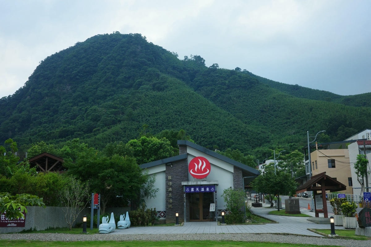 【慢旅行。桃園景點推薦】羅浮溫泉介紹|森林系「美人湯」, 夏天也能玩水的戶外風呂 , 週五比基尼免費入場 x 電影《賽德克·巴萊》義興吊橋 - 第3張圖