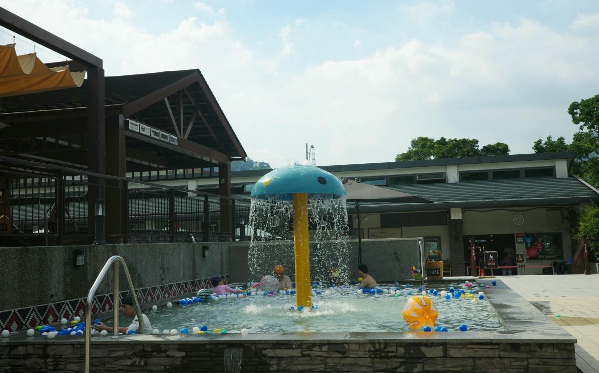 【慢旅行。桃園景點推薦】羅浮溫泉介紹|森林系「美人湯」, 夏天也能玩水的戶外風呂 , 週五比基尼免費入場 x 電影《賽德克·巴萊》義興吊橋 - 第45張圖