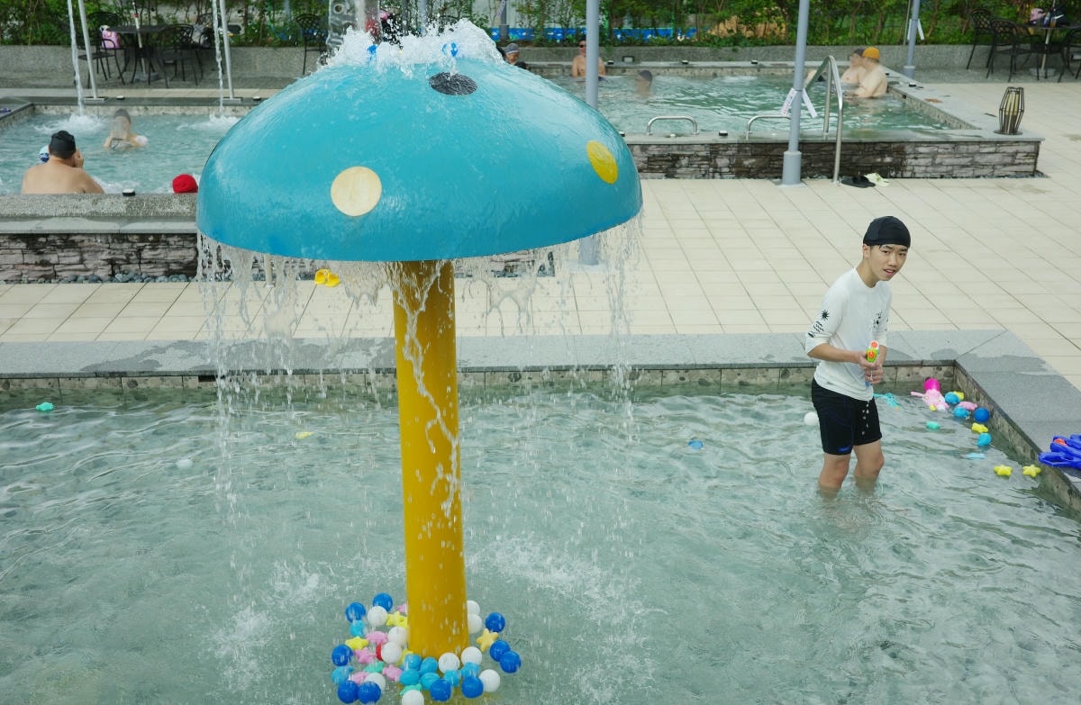 【慢旅行。桃園景點推薦】羅浮溫泉介紹|森林系「美人湯」, 夏天也能玩水的戶外風呂 , 週五比基尼免費入場 x 電影《賽德克·巴萊》義興吊橋 - 第38張圖