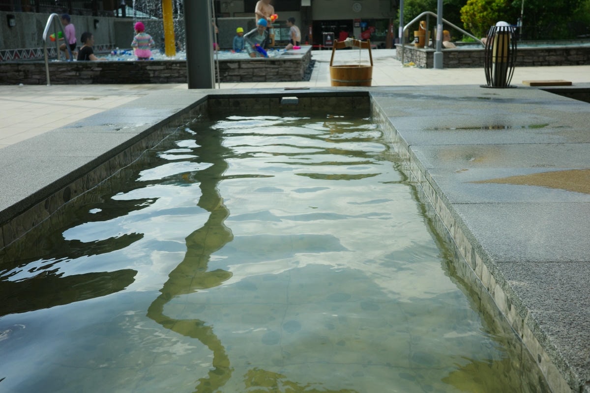 【慢旅行。桃園景點推薦】羅浮溫泉介紹|森林系「美人湯」, 夏天也能玩水的戶外風呂 , 週五比基尼免費入場 x 電影《賽德克·巴萊》義興吊橋 - 第36張圖