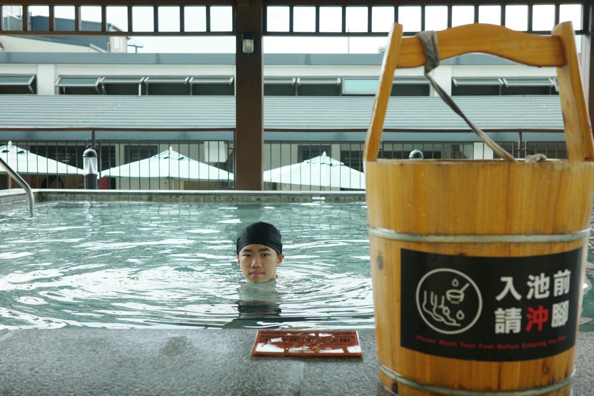 【慢旅行。桃園景點推薦】羅浮溫泉介紹|森林系「美人湯」, 夏天也能玩水的戶外風呂 , 週五比基尼免費入場 x 電影《賽德克·巴萊》義興吊橋 - 第51張圖