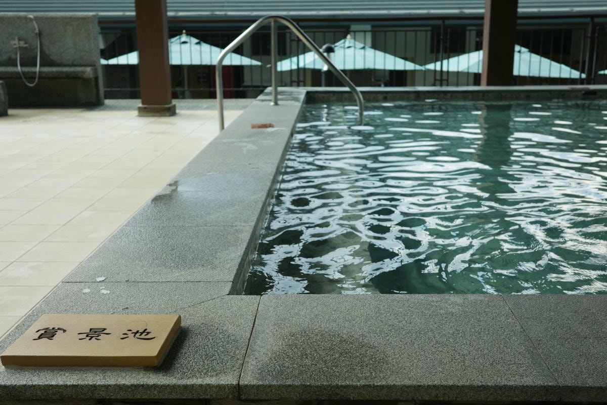 【慢旅行。桃園景點推薦】羅浮溫泉介紹|森林系「美人湯」, 夏天也能玩水的戶外風呂 , 週五比基尼免費入場 x 電影《賽德克·巴萊》義興吊橋 - 第52張圖