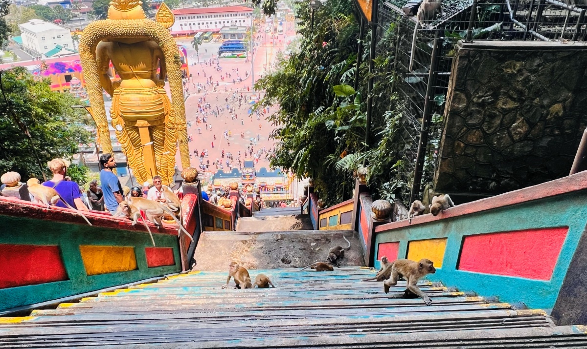 【出走。馬來西亞】吉隆坡郊外景點|黑風洞(Batu Caves) , 探索馬來西亞最壯麗的印度聖地 - 第13張圖