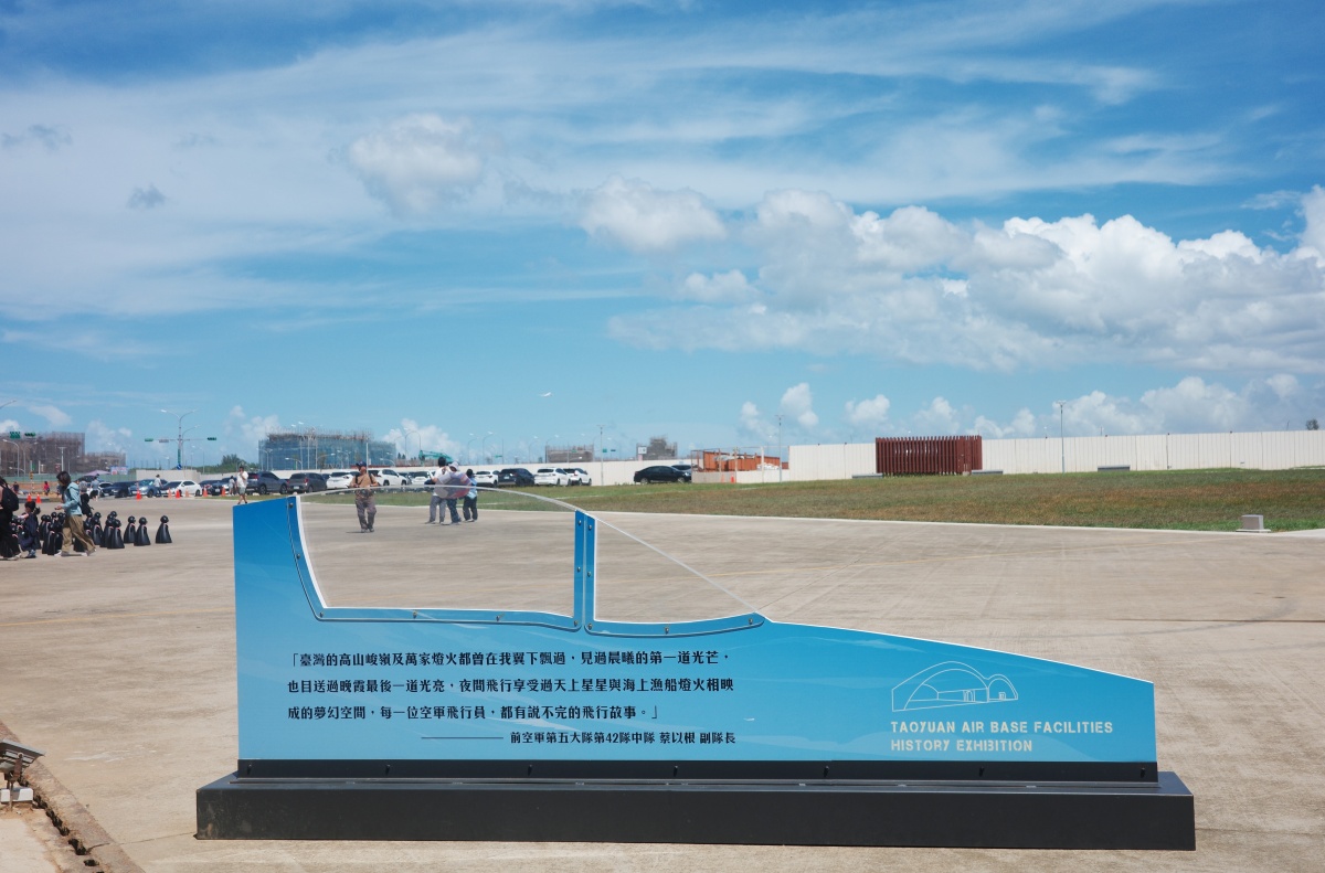 【慢旅行。桃園景點推薦】航空城博物館 05警戒區|近距離觀看F-104戰鬥機 , 黑貓娃娃療癒登場 - 第15張圖