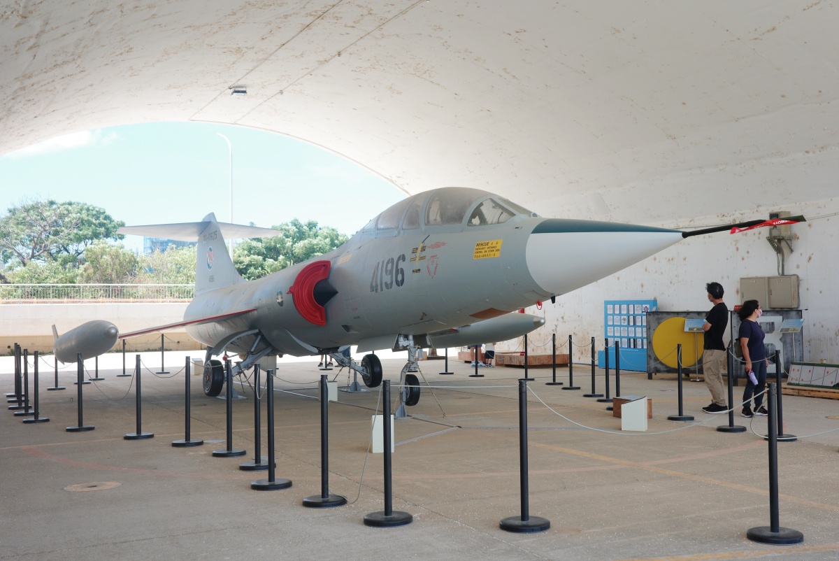 【慢旅行。桃園景點推薦】航空城博物館 05警戒區|近距離觀看F-104戰鬥機 , 黑貓娃娃療癒登場 - 第20張圖
