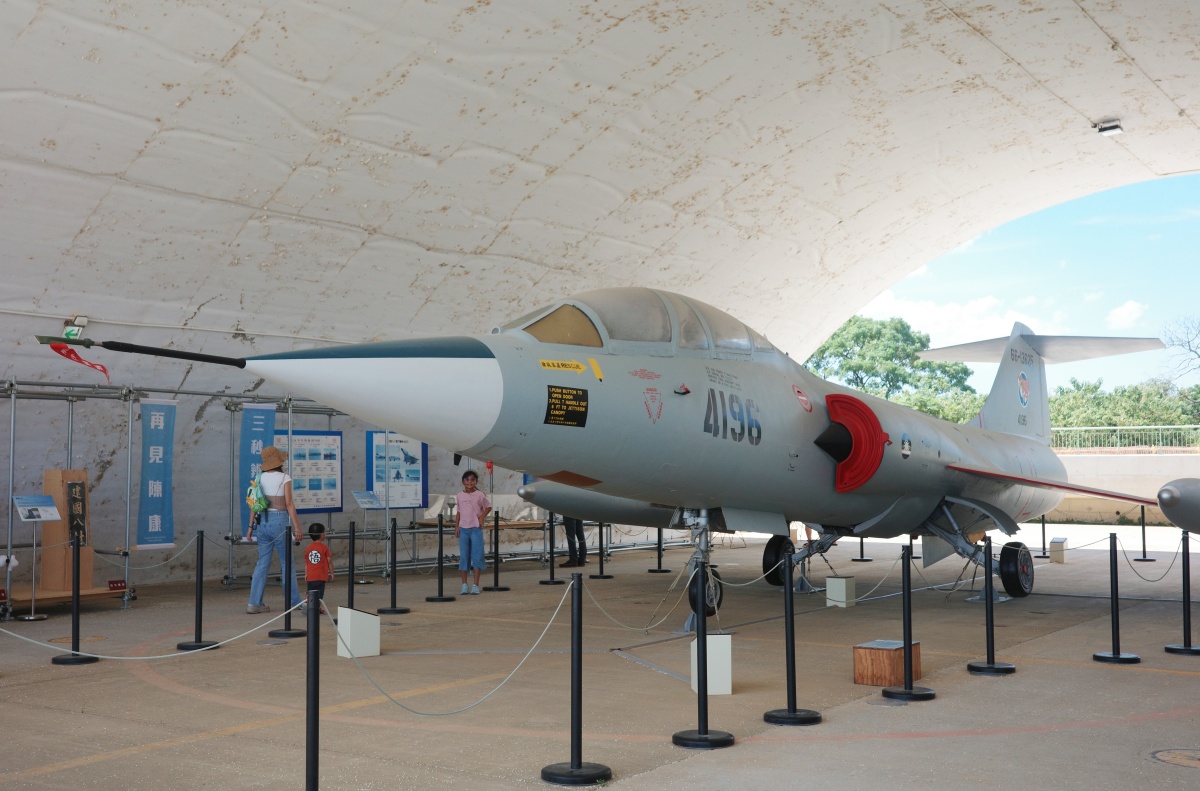 【慢旅行。桃園景點推薦】航空城博物館 05警戒區|近距離觀看F-104戰鬥機 , 黑貓娃娃療癒登場 - 第19張圖