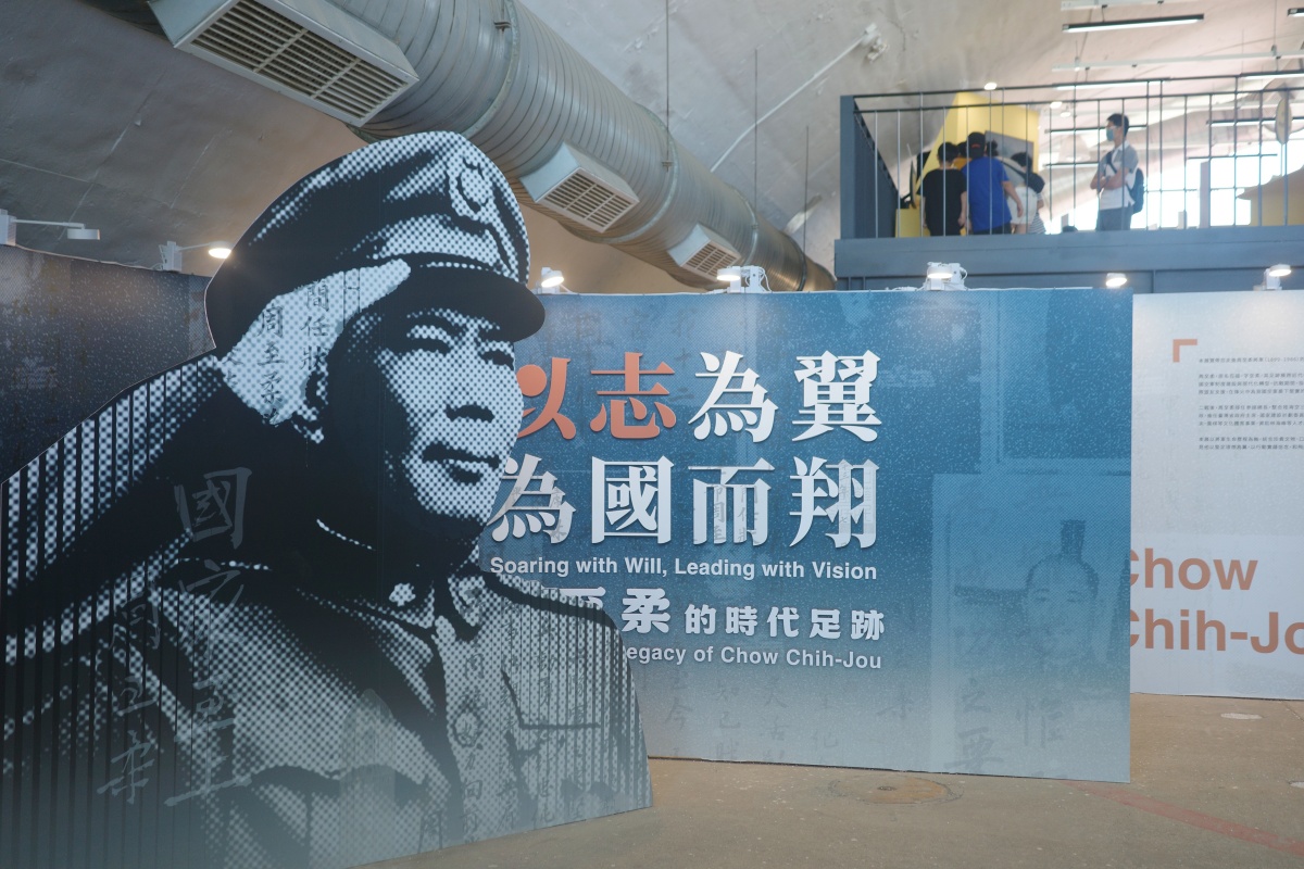 【慢旅行。桃園景點推薦】航空城博物館 05警戒區|近距離觀看F-104戰鬥機 , 黑貓娃娃療癒登場 - 第39張圖