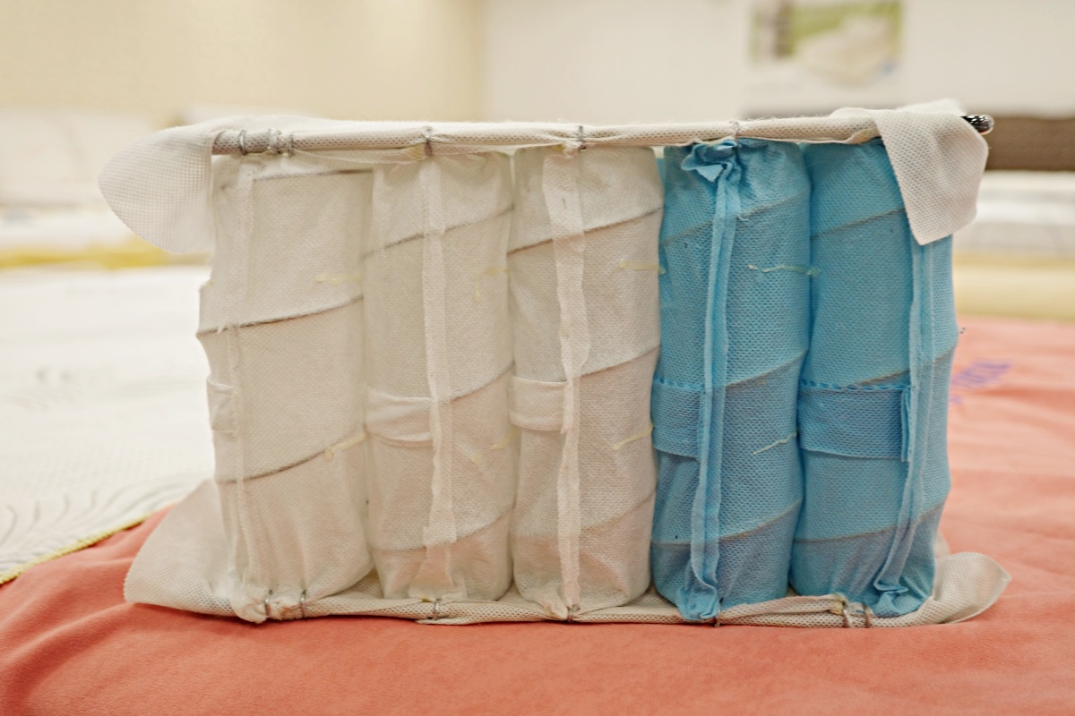 【開箱。床墊推薦】歐寶床墊(Oubau)｜如何挑一張可以用10年的好床？走一趟鶯歌30年製床工廠 , 彈簧、乳膠、結構一次看懂