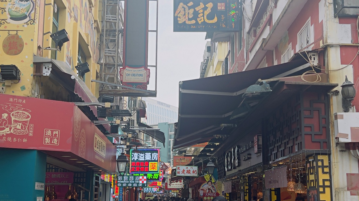 【出走。澳門】2026澳門跨年3天2夜｜7年不見的「官也街(Rua do Cunha)」, 原來變這麼好玩了