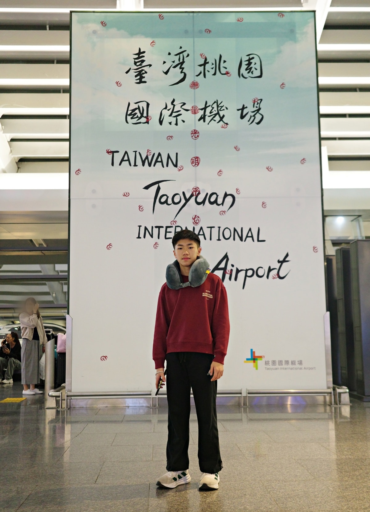 【開箱。旅行頸枕推薦】英國 Travel Blue｜經濟艙也能睡好的寧靜頸枕與豪華眼罩 , 歐洲遇到雨雪也不怕的防水輕量斜背包