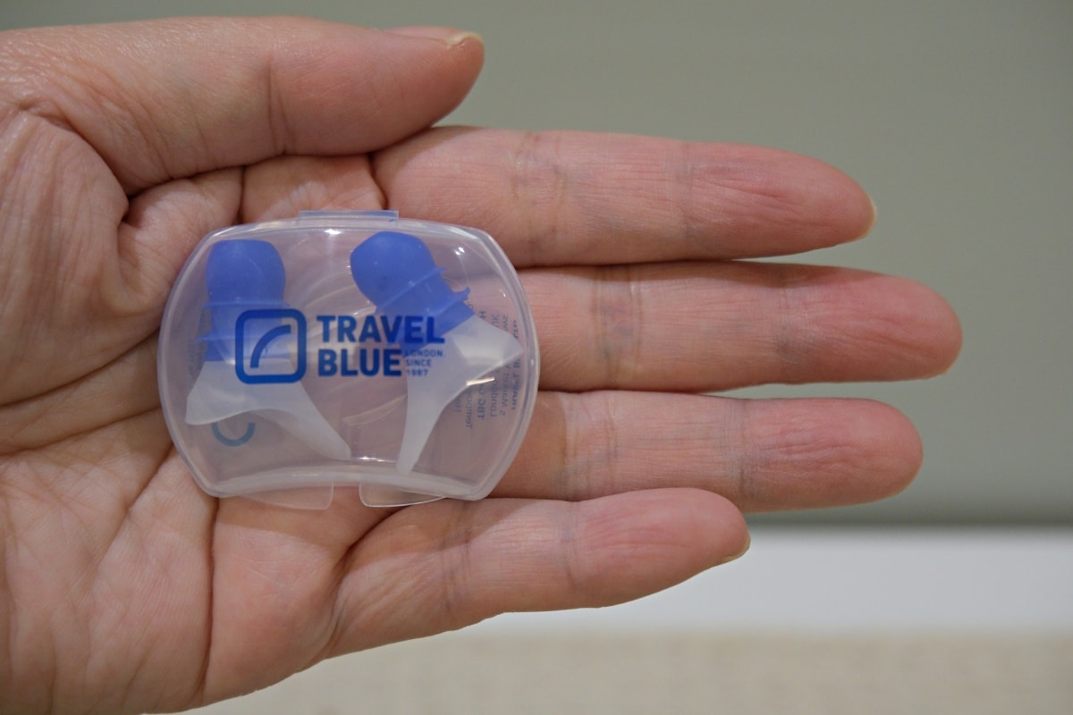 【開箱。旅行頸枕推薦】英國 Travel Blue｜經濟艙也能睡好的寧靜頸枕與豪華眼罩 , 歐洲遇到雨雪也不怕的防水輕量斜背包