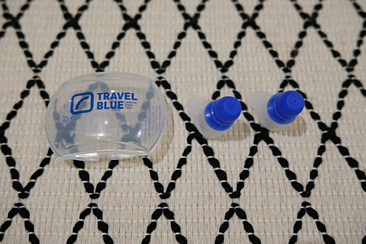 【開箱。旅行頸枕推薦】英國 Travel Blue｜經濟艙也能睡好的寧靜頸枕與豪華眼罩 , 歐洲遇到雨雪也不怕的防水輕量斜背包