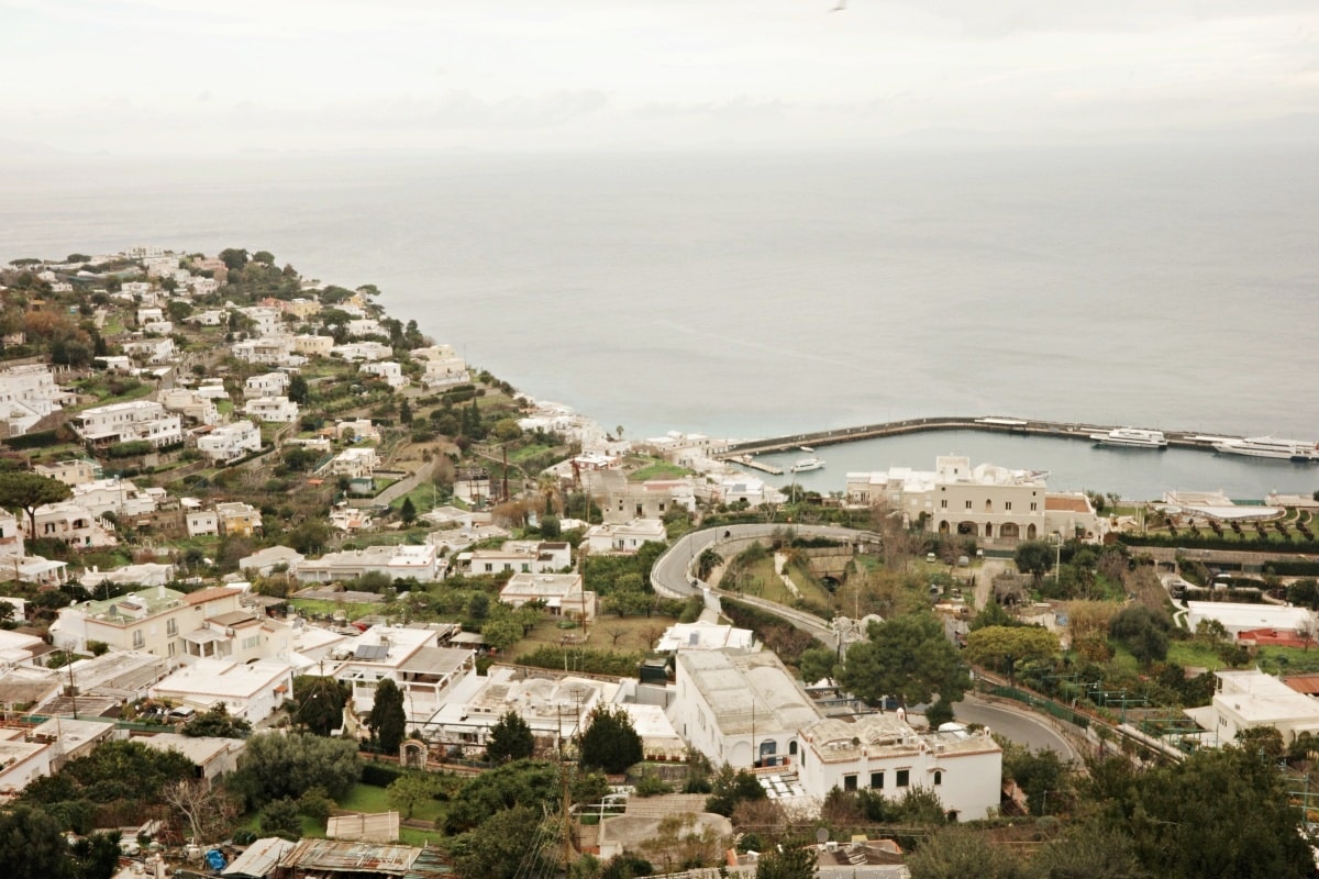【出走。義大利】卡布里島(Capri)一日遊｜冬天值得去嗎？從蘇連多搭船前往 , 冬天參加環島船 , 山頂市區散步
