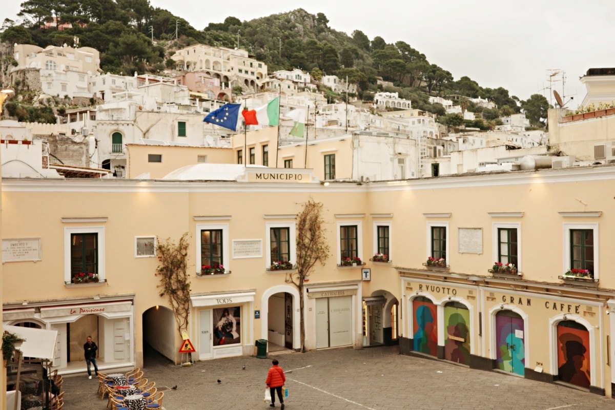 【出走。義大利】卡布里島(Capri)一日遊｜冬天值得去嗎？從蘇連多搭船前往 , 冬天參加環島船 , 山頂市區散步
