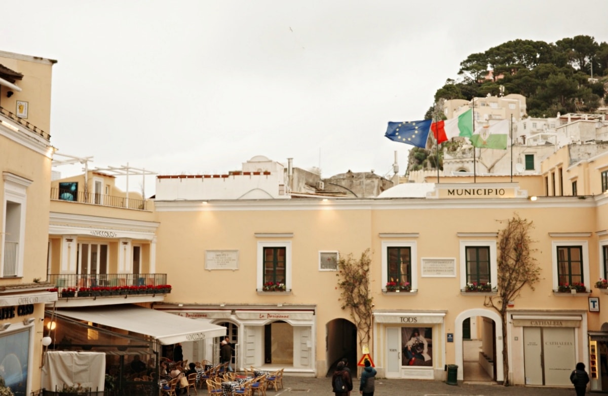 【出走。義大利】卡布里島(Capri)一日遊｜冬天值得去嗎？從蘇連多搭船前往 , 冬天參加環島船 , 山頂市區散步