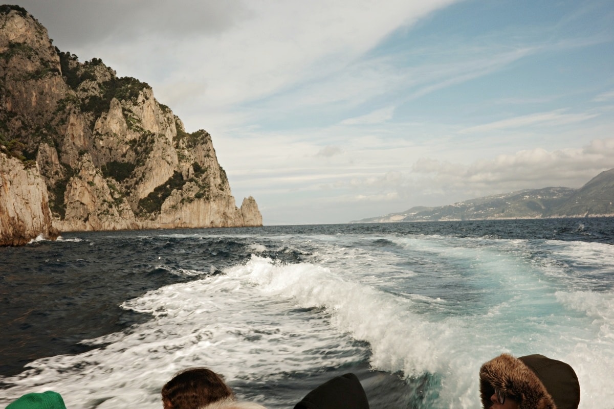 【出走。義大利】卡布里島(Capri)一日遊｜冬天值得去嗎？從蘇連多搭船前往 , 冬天參加環島船 , 山頂市區散步