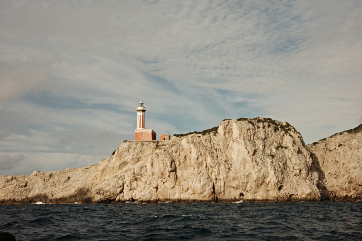 【出走。義大利】卡布里島(Capri)一日遊｜冬天值得去嗎？從蘇連多搭船前往 , 冬天參加環島船 , 山頂市區散步