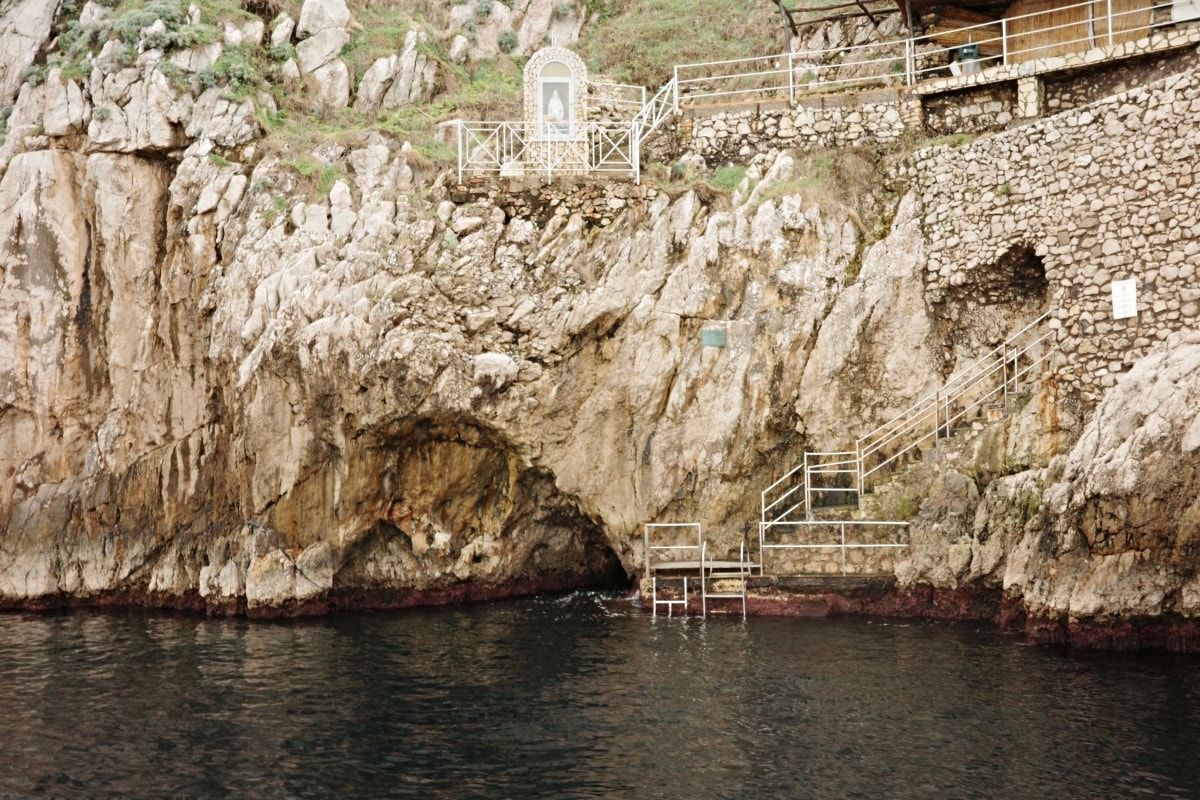 【出走。義大利】卡布里島(Capri)一日遊｜冬天值得去嗎？從蘇連多搭船前往 , 冬天參加環島船 , 山頂市區散步