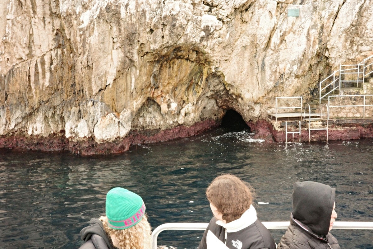 【出走。義大利】卡布里島(Capri)一日遊｜冬天值得去嗎？從蘇連多搭船前往 , 冬天參加環島船 , 山頂市區散步
