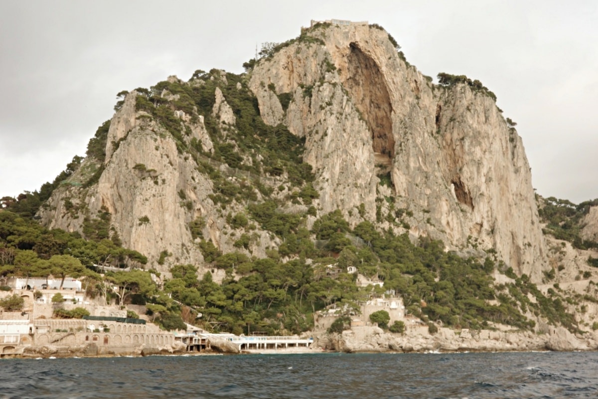 【出走。義大利】卡布里島(Capri)一日遊｜冬天值得去嗎？從蘇連多搭船前往 , 冬天參加環島船 , 山頂市區散步