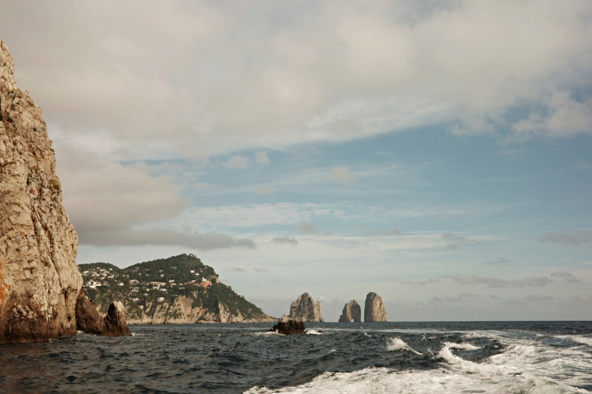 【出走。義大利】卡布里島(Capri)一日遊｜冬天值得去嗎？從蘇連多搭船前往 , 冬天參加環島船 , 山頂市區散步