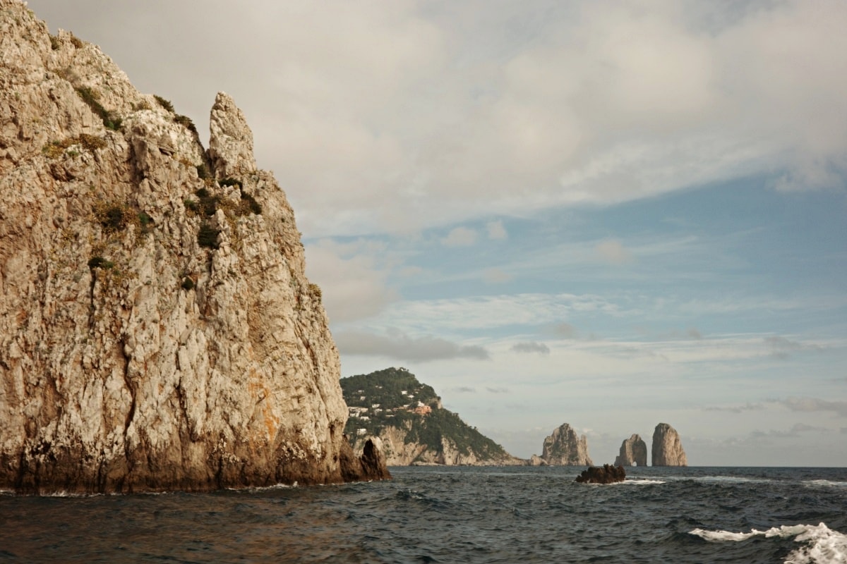 【出走。義大利】卡布里島(Capri)一日遊｜冬天值得去嗎？從蘇連多搭船前往 , 冬天參加環島船 , 山頂市區散步